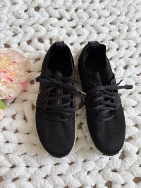 On Cloud Woman’s Cloudswift Black Athletic Shoes Size 9